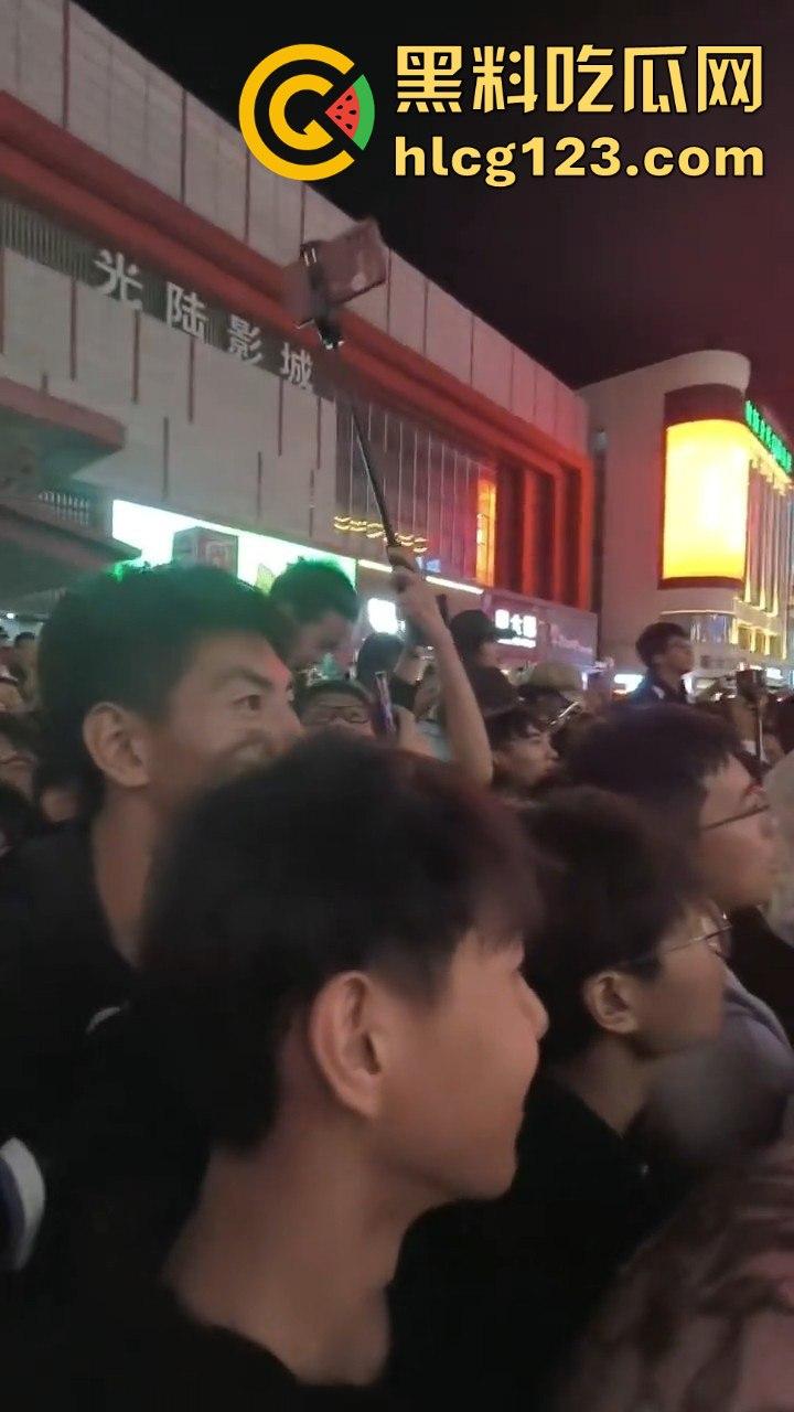 沈阳中街安踏门店出大事?一群男的当街怒骂安踏傻逼,场面一度失控!