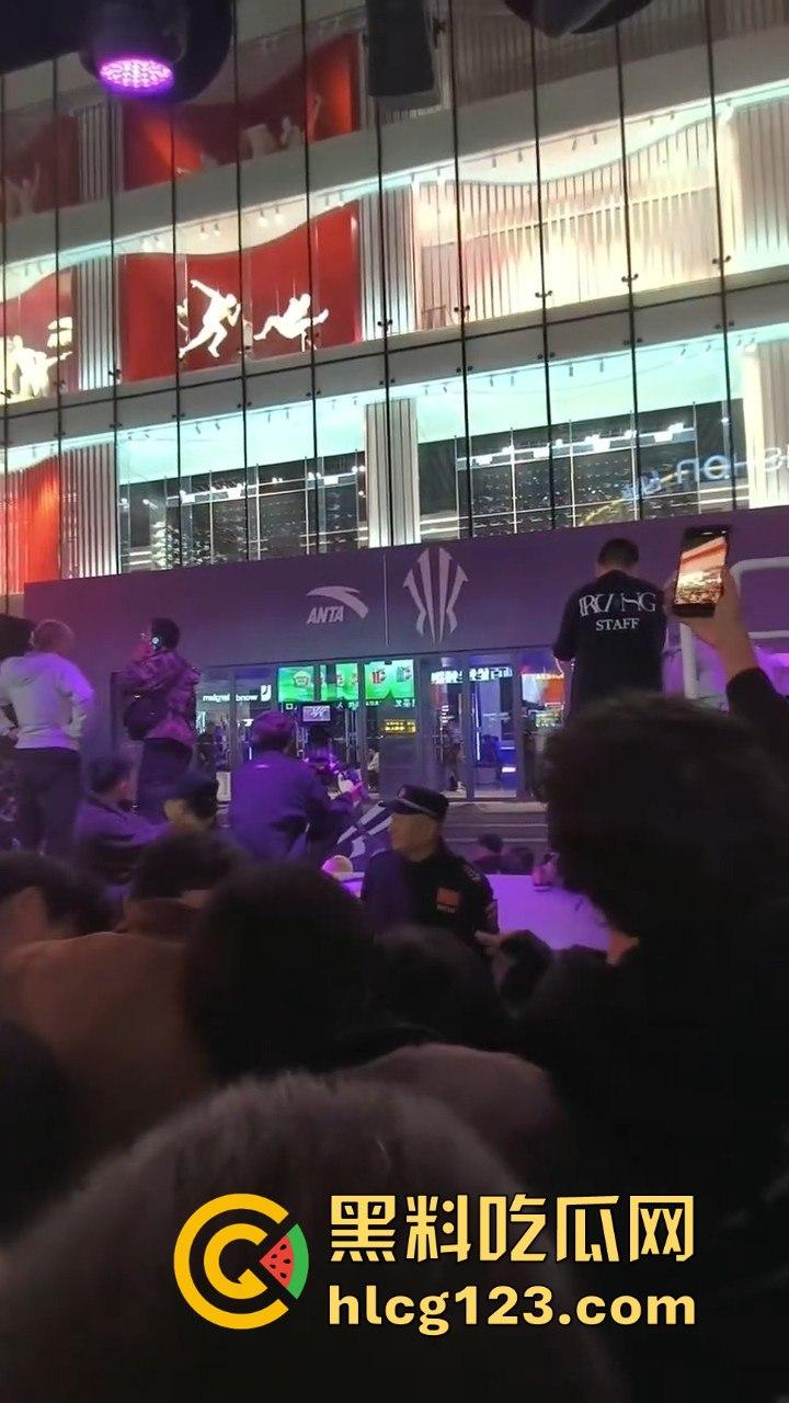 沈阳中街安踏门店出大事?一群男的当街怒骂安踏傻逼,场面一度失控!