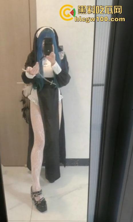 抖音20万粉cos小网红『暗黑水晶铁蛋酱』线下约炮粉丝玩制服吃鸡,各种丝袜轮番上,骚路数堪称行业指南!