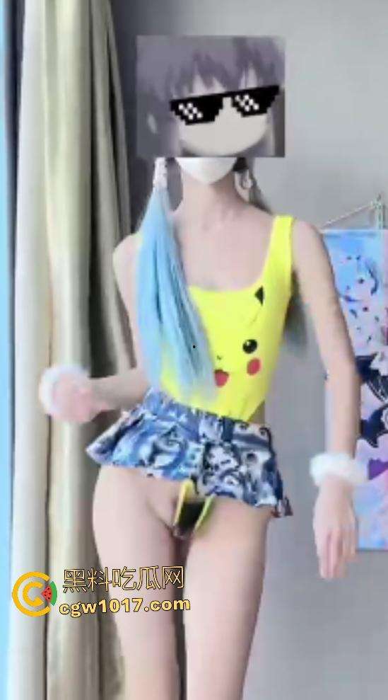 抖音小萝莉【白桃软糖】00后高中生裸舞,电竞椅翘臀扭坏椅子,厕所跳蛋塞逼撒尿,还有粉丝想花钱买尿喝!