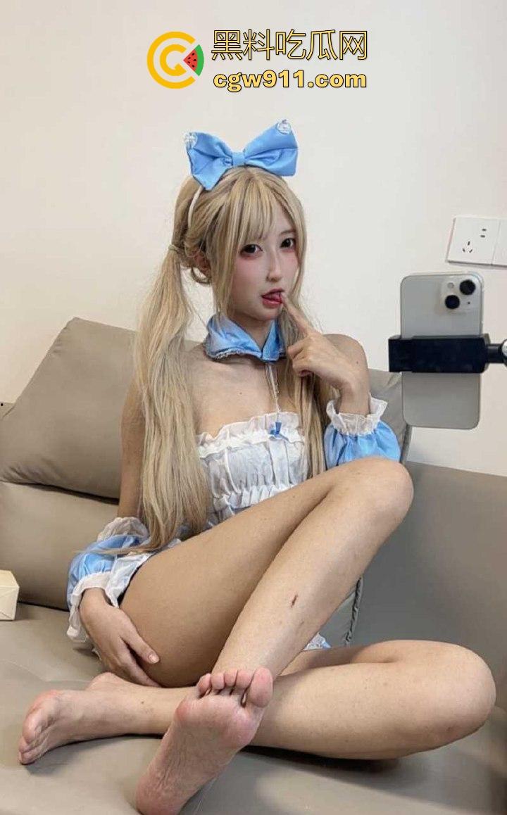 极品高颜值福利博主【芝士小宝】足控私拍福利,清纯脸蛋极品身材,做出丝足撩人姿势, 反差十足!