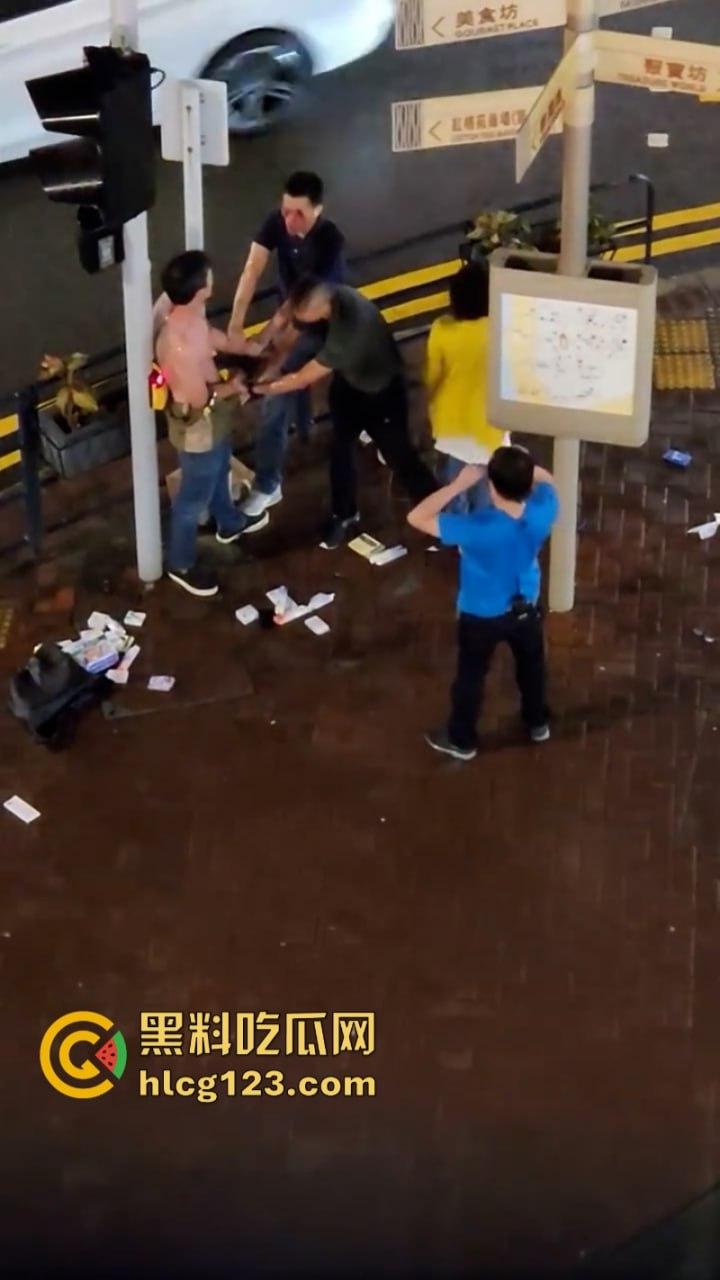 小偷夫妻挺猖狂！【黄埔新天地AEON】惊现“拿”货男女 被保安当众“打包”带走 丢人丢到家了！