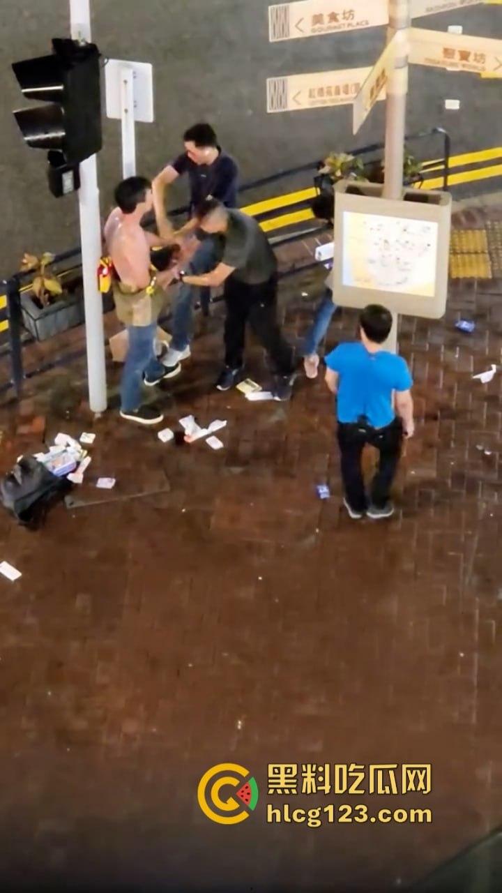 小偷夫妻挺猖狂!【黄埔新天地AEON】惊现“拿”货男女 被保安当众“打包”带走 丢人丢到家了!