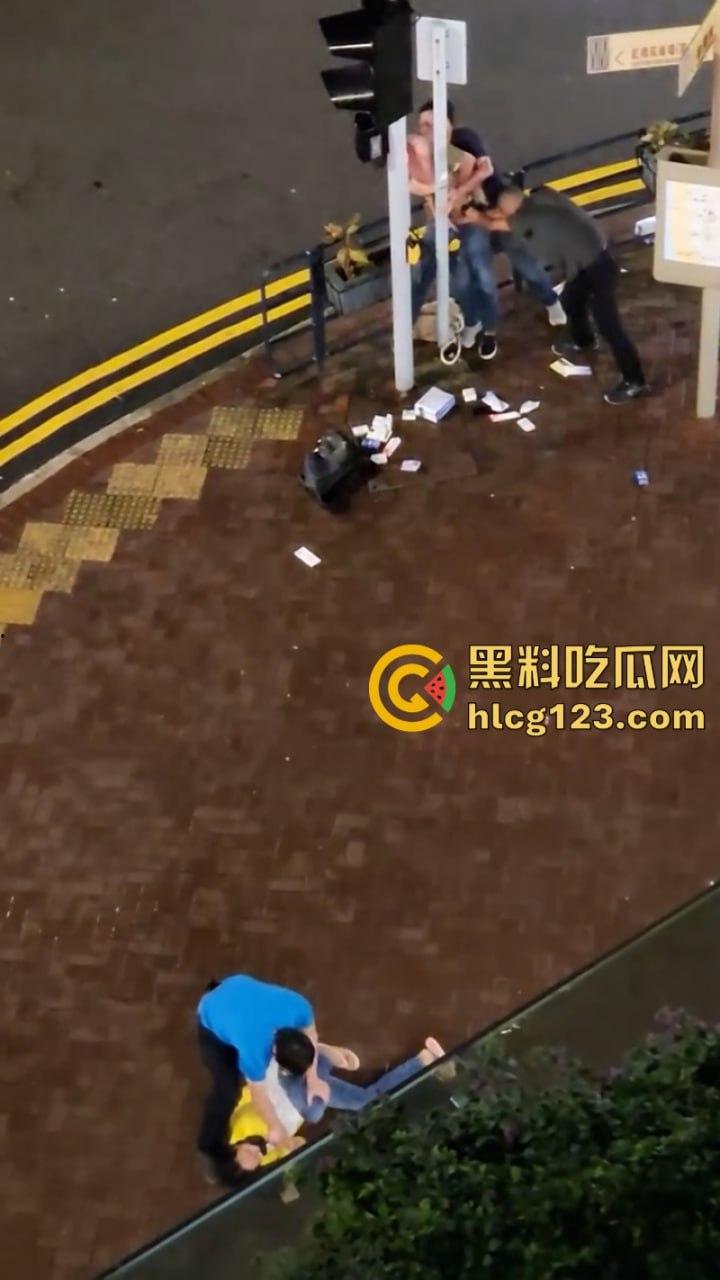 小偷夫妻挺猖狂!【黄埔新天地AEON】惊现“拿”货男女 被保安当众“打包”带走 丢人丢到家了!