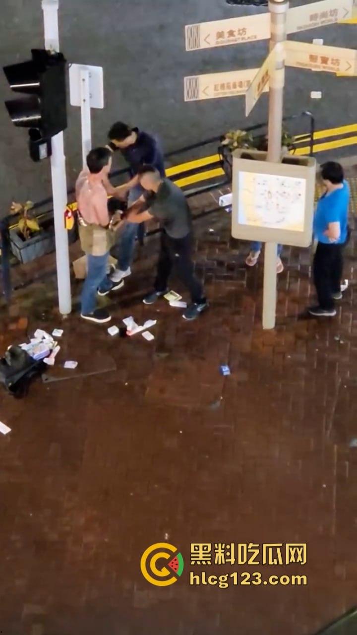 小偷夫妻挺猖狂!【黄埔新天地AEON】惊现“拿”货男女 被保安当众“打包”带走 丢人丢到家了!