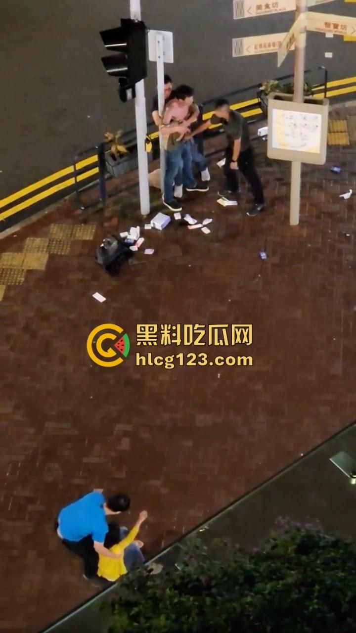 小偷夫妻挺猖狂!【黄埔新天地AEON】惊现“拿”货男女 被保安当众“打包”带走 丢人丢到家了!