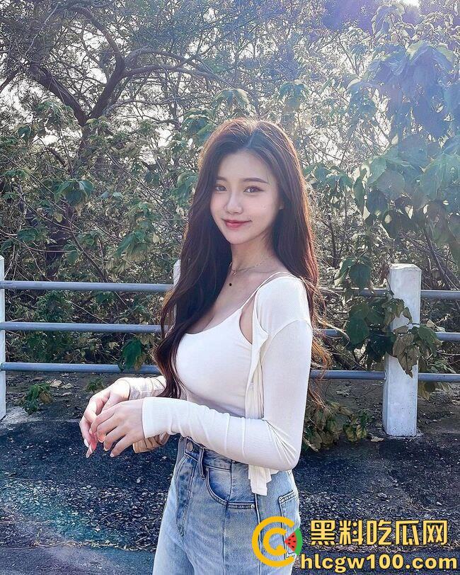 台湾高雄超甜模特【lhua】胯下口交舔屌,主动骑在鸡巴上坐下去来回抽插