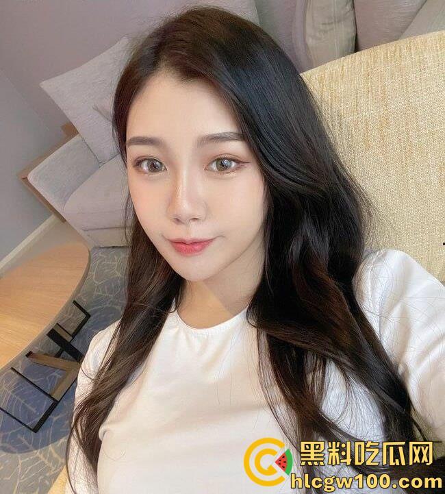 台湾高雄超甜模特【lhua】胯下口交舔屌,主动骑在鸡巴上坐下去来回抽插