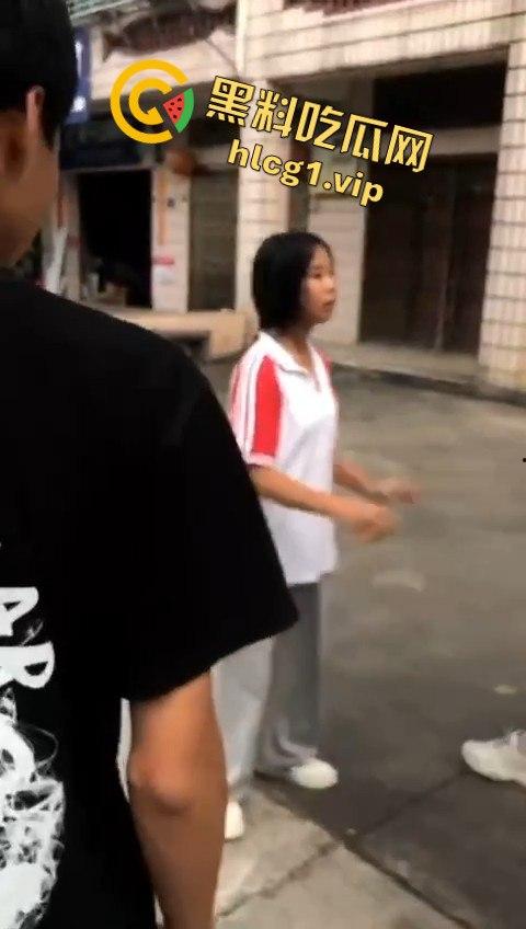 女孩遭几名傻逼残忍欺负，却不敢向家长和老师求助，霸凌者还将视频发到QQ空间炫耀！