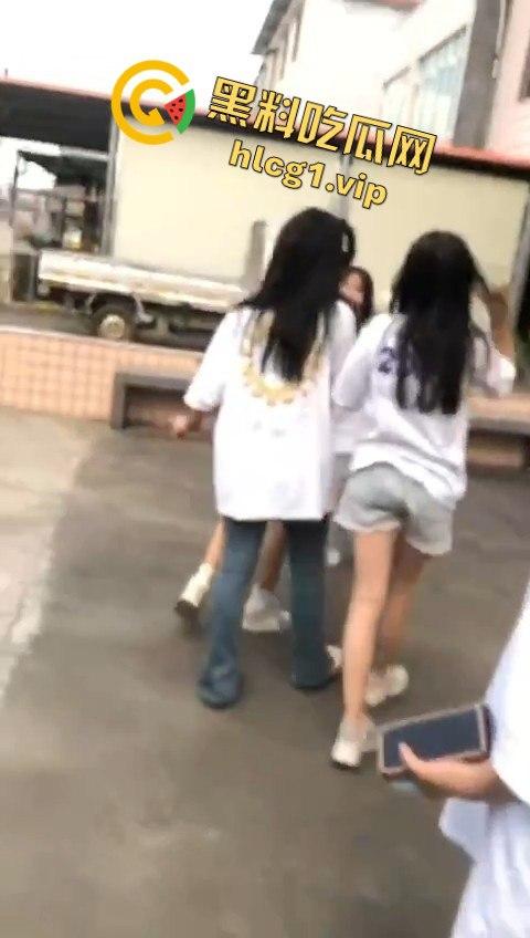 女孩遭几名傻逼残忍欺负,却不敢向家长和老师求助,霸凌者还将视频发到QQ空间炫耀!
