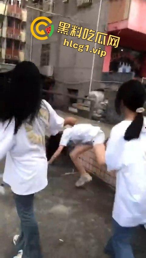 女孩遭几名傻逼残忍欺负,却不敢向家长和老师求助,霸凌者还将视频发到QQ空间炫耀!