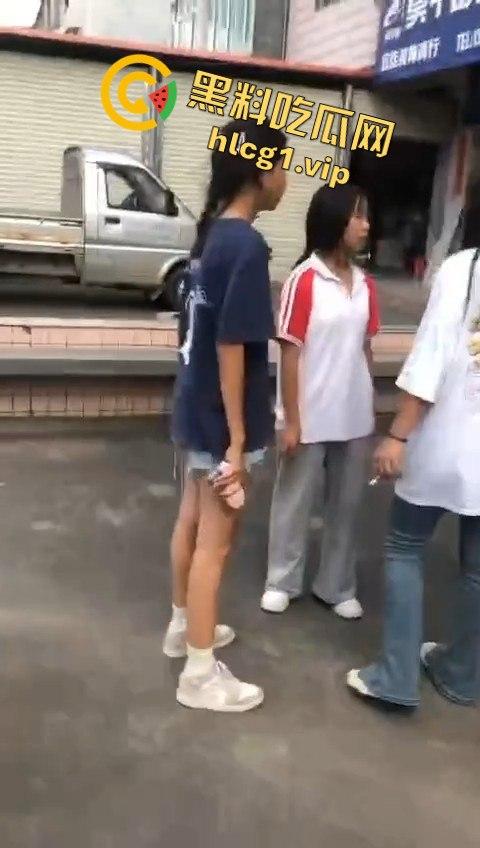 女孩遭几名傻逼残忍欺负,却不敢向家长和老师求助,霸凌者还将视频发到QQ空间炫耀!