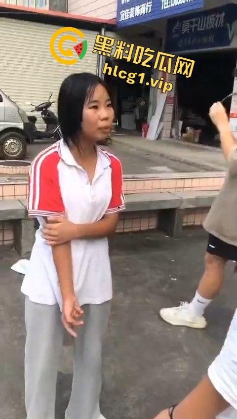 女孩遭几名傻逼残忍欺负,却不敢向家长和老师求助,霸凌者还将视频发到QQ空间炫耀!