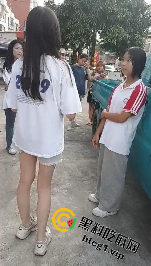 女孩遭几名傻逼残忍欺负,却不敢向家长和老师求助,霸凌者还将视频发到QQ空间炫耀!