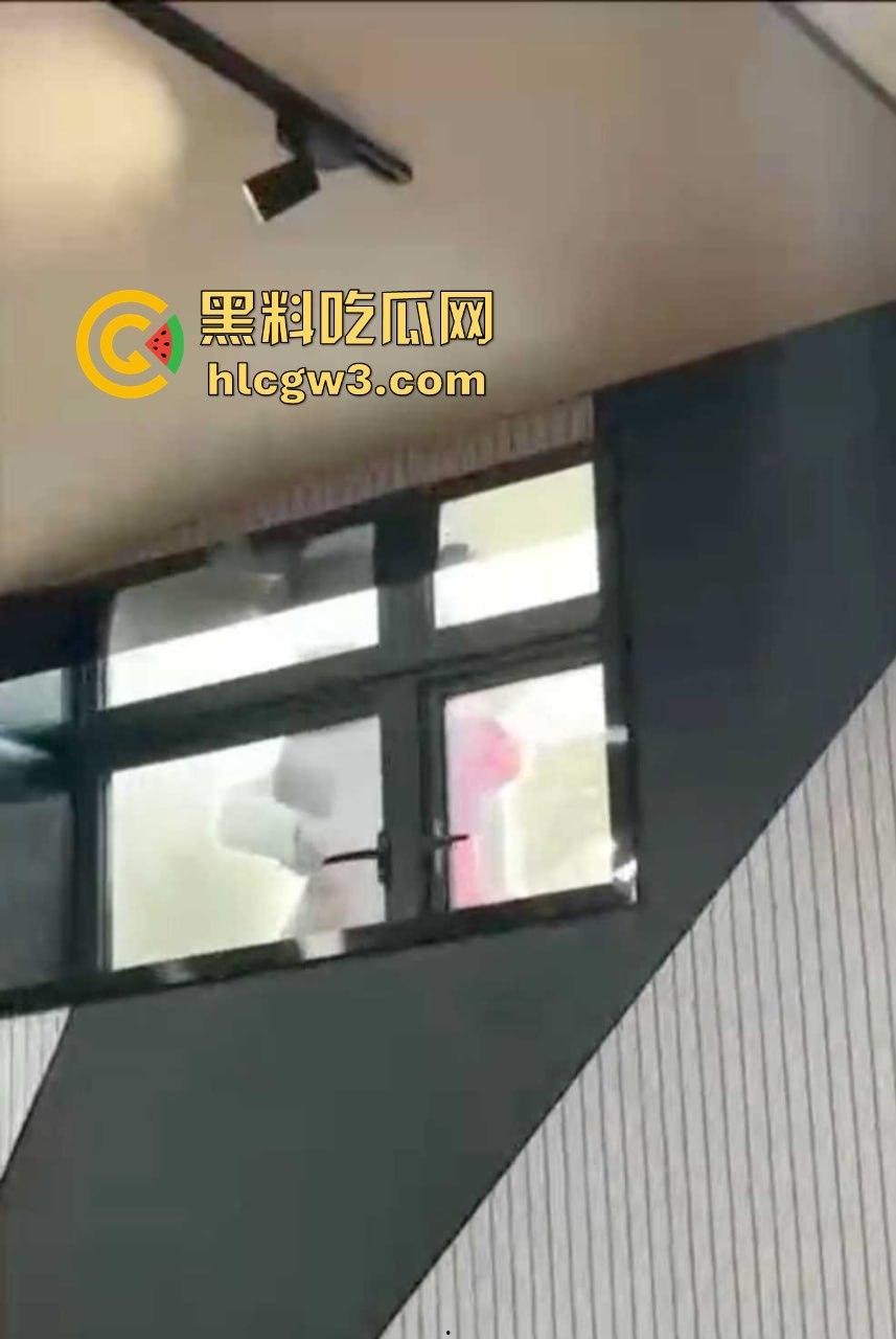 青岛海洋大学的骚情侣课堂窗外直接开搞 窗边扣逼声啪啪响 老师讲课被迫加背景音 海洋大学不愧是浪之巅!