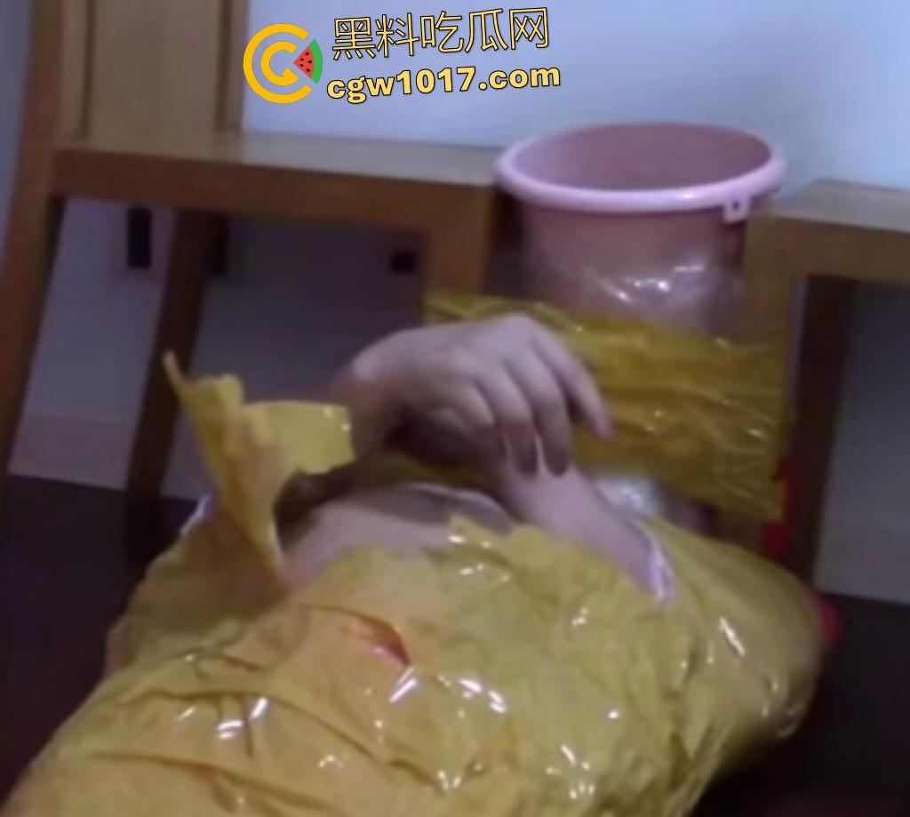 你用过人形马桶吗?帅男全身被胶带绑成木乃伊,躺地上被女孩轮流拉屎拉尿用头接,手搞小动作被拖鞋抽!