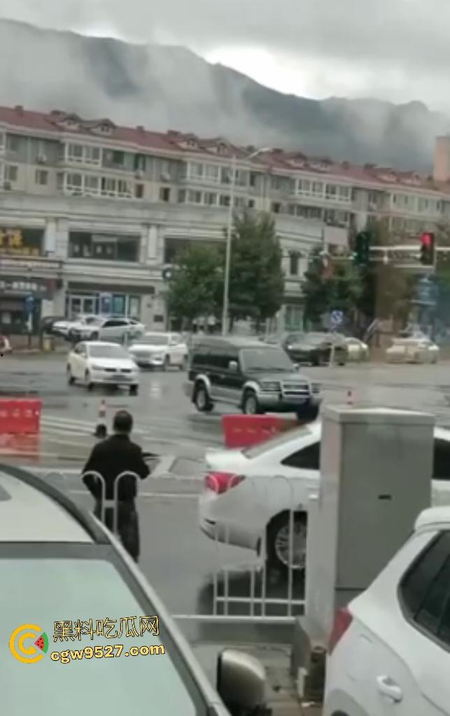 河北张家口马路地陷，车主猛踩油门到底都冲不上来，路面的水一直向下流，警察再不来人都要淹死了！