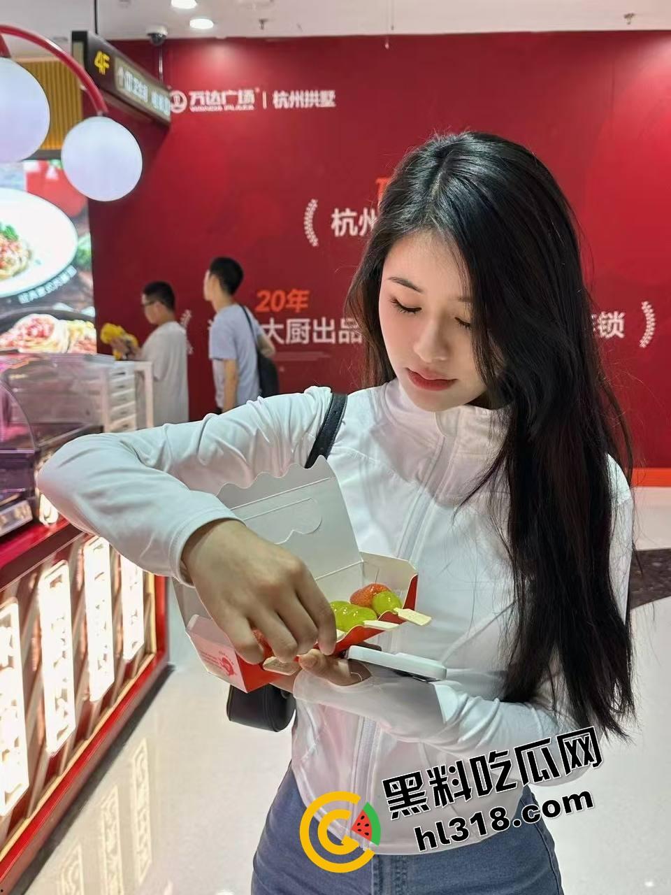 舔狗极限受虐，全裸当狗钻裤裆只为肏屄，双S女主一个御姐拿皮鞭一个JK妹子加油，操逼得先钻十圈！