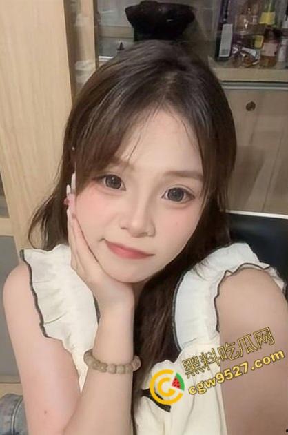 禁忌的校园激情!与妹妹在学校石凳上的激情做爱,粉嫩小穴被爆操内射,既刺激又淫荡