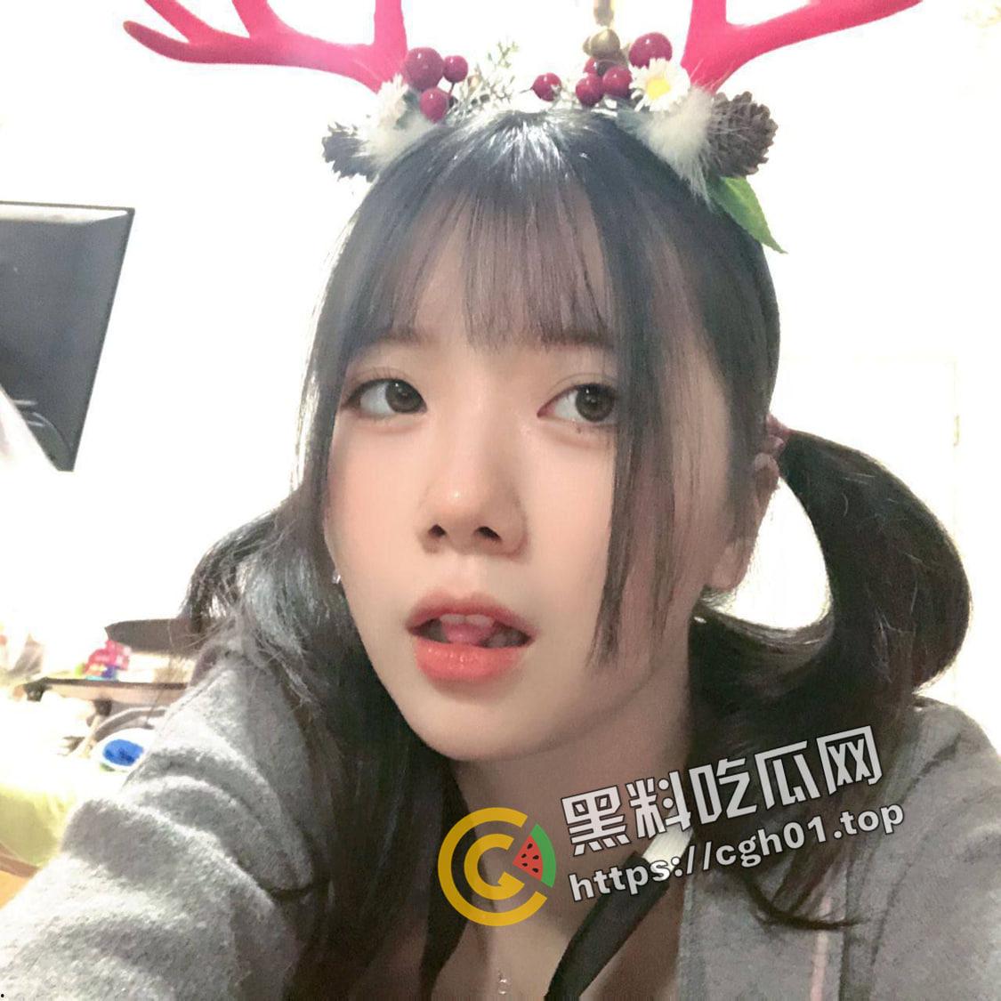 学弟帮学姐修电脑 发现学姐风骚自慰自拍 拷贝流出 还是学姐玩的花啊