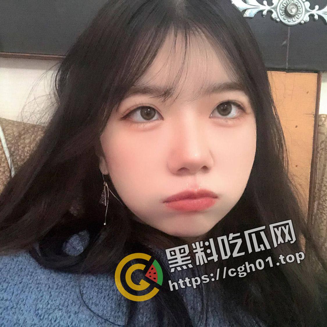 学弟帮学姐修电脑 发现学姐风骚自慰自拍 拷贝流出 还是学姐玩的花啊