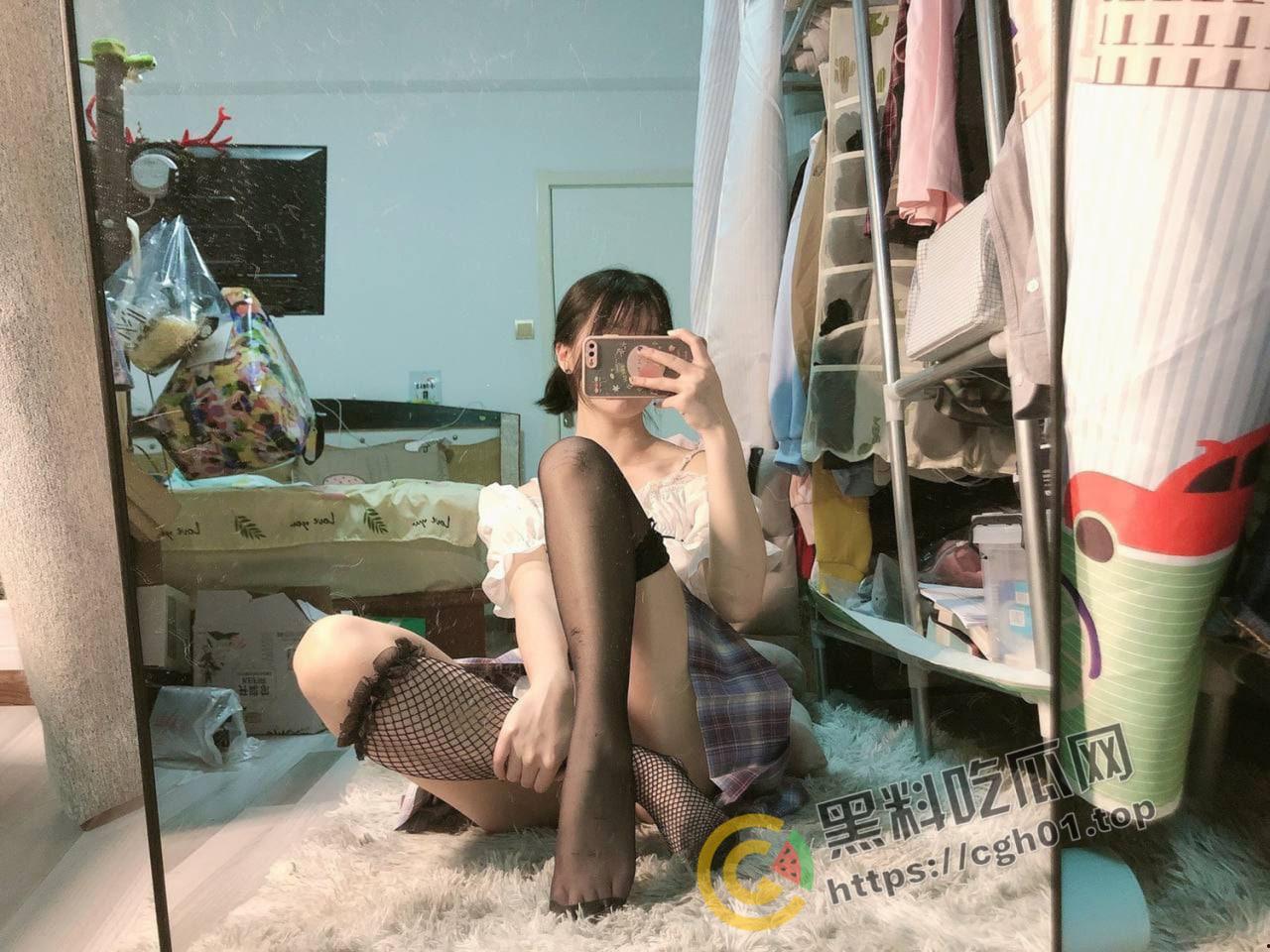 学弟帮学姐修电脑 发现学姐风骚自慰自拍 拷贝流出 还是学姐玩的花啊