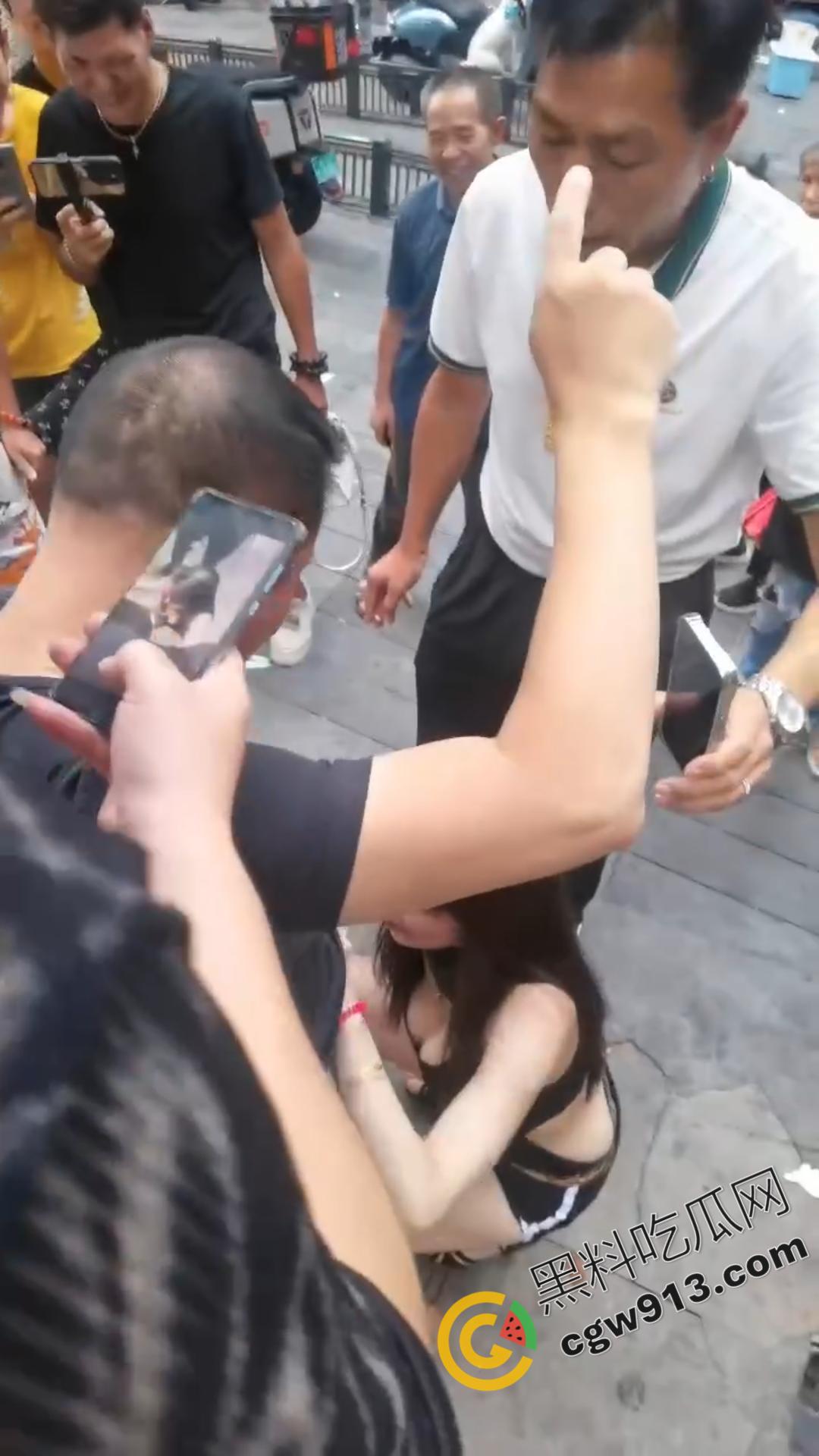 极品辣妹与饥渴男人当街上演淫乱勾当,身材火辣,诱人姿势撩人眼球,所有围观者鸡巴硬到爆炸