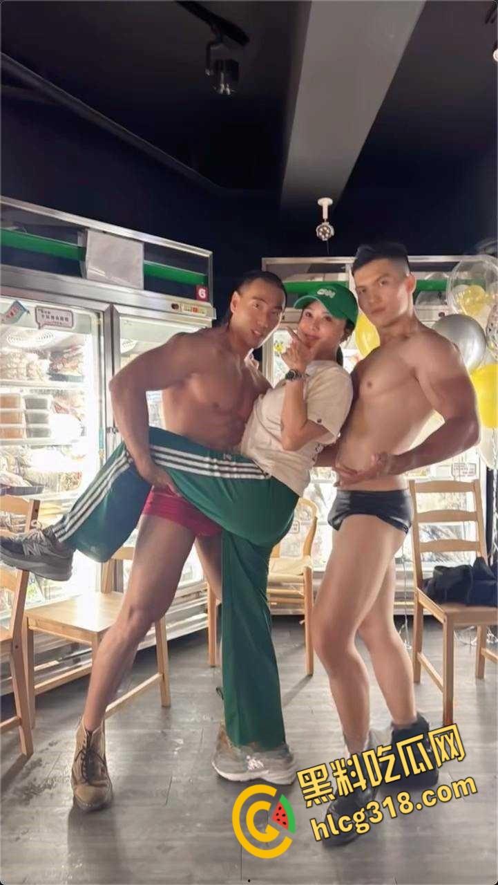 富婆包养腹肌男模,烧烤店玩高难度口交,M受虐属性尽显,带回酒店被各种姿势猛操,小粉穴都被操翻了!