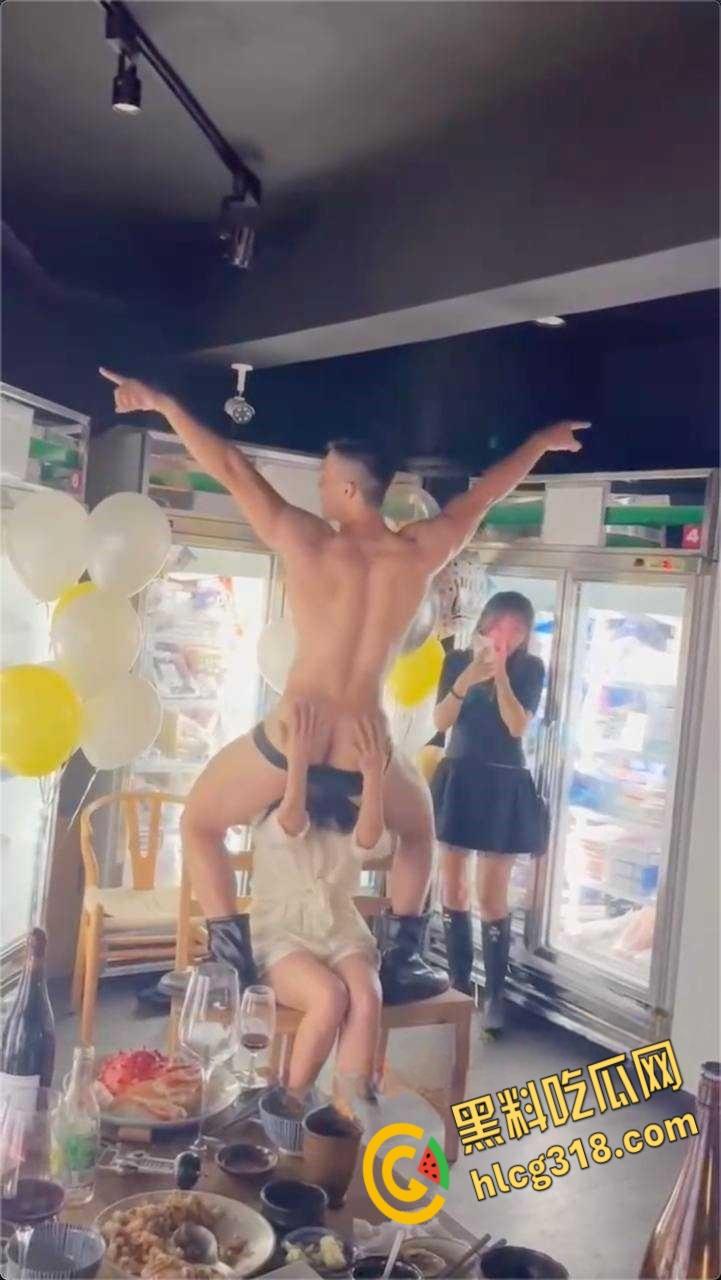 富婆包养腹肌男模,烧烤店玩高难度口交,M受虐属性尽显,带回酒店被各种姿势猛操,小粉穴都被操翻了!