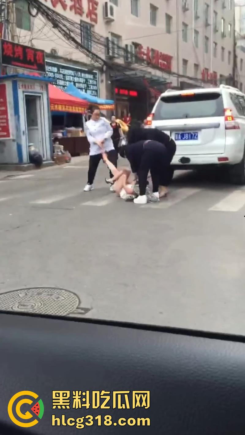 原配带姐妹当街扒光小三,翘臀美腿性感身材全裸露,暴力踹逼踢的美女嗷嗷叫,难怪老公会出轨呢!