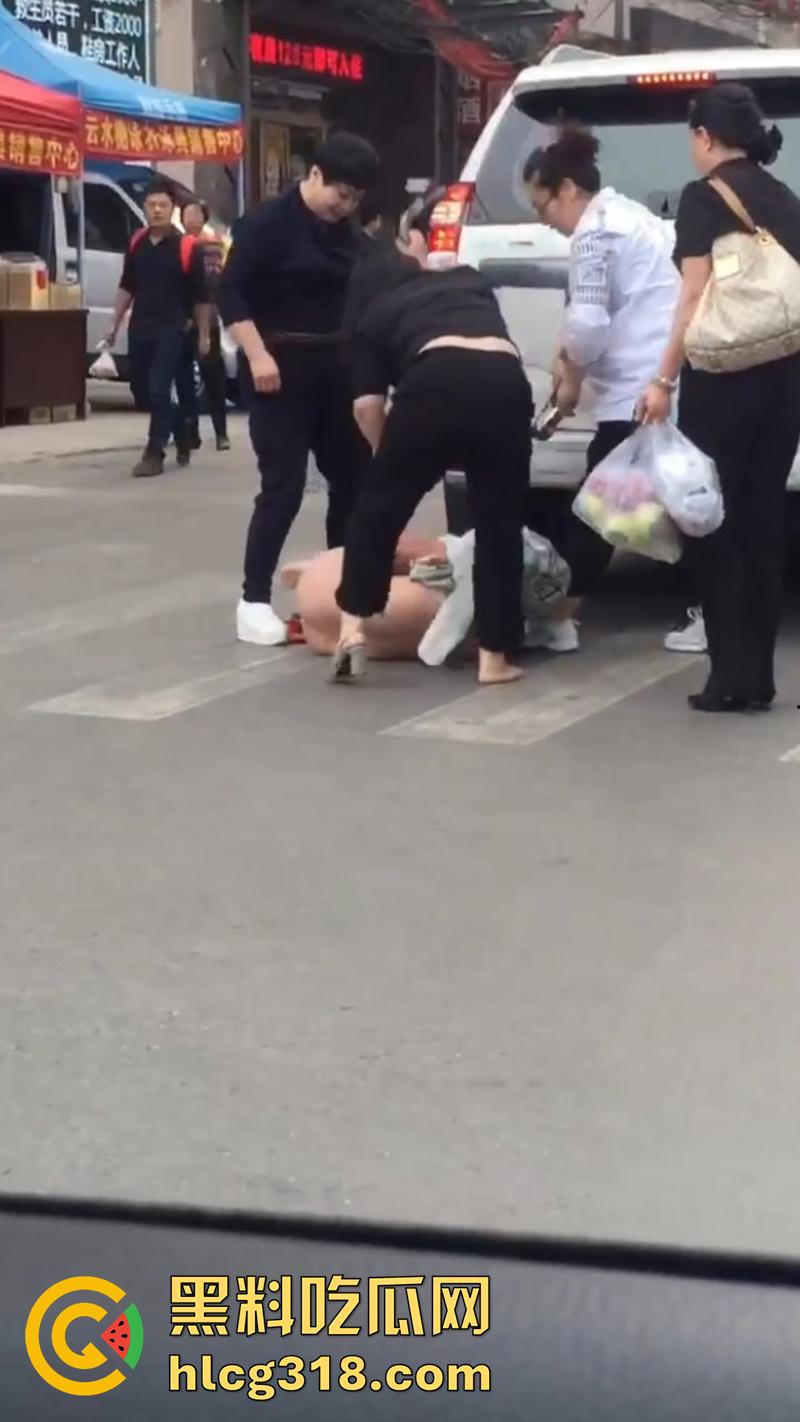 原配带姐妹当街扒光小三,翘臀美腿性感身材全裸露,暴力踹逼踢的美女嗷嗷叫,难怪老公会出轨呢!