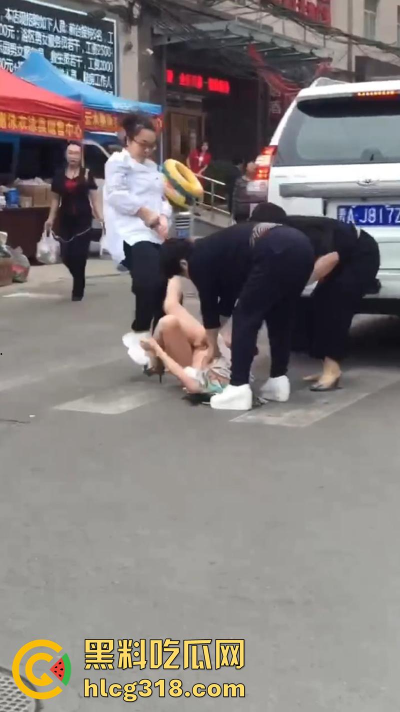 原配带姐妹当街扒光小三,翘臀美腿性感身材全裸露,暴力踹逼踢的美女嗷嗷叫,难怪老公会出轨呢!