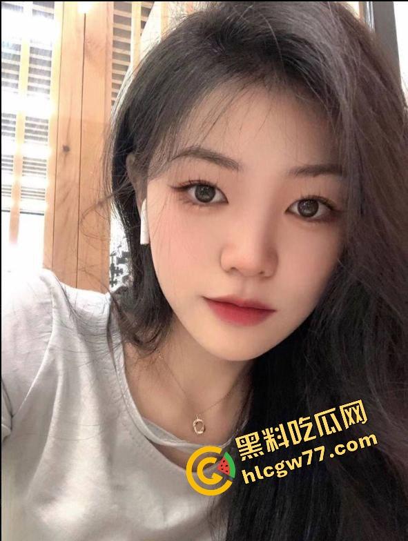 武汉公司里的母狗同事『钱津淼』喜欢玩SM戴项圈当狗,每晚都想被干哭,每次都要口爆才收工!