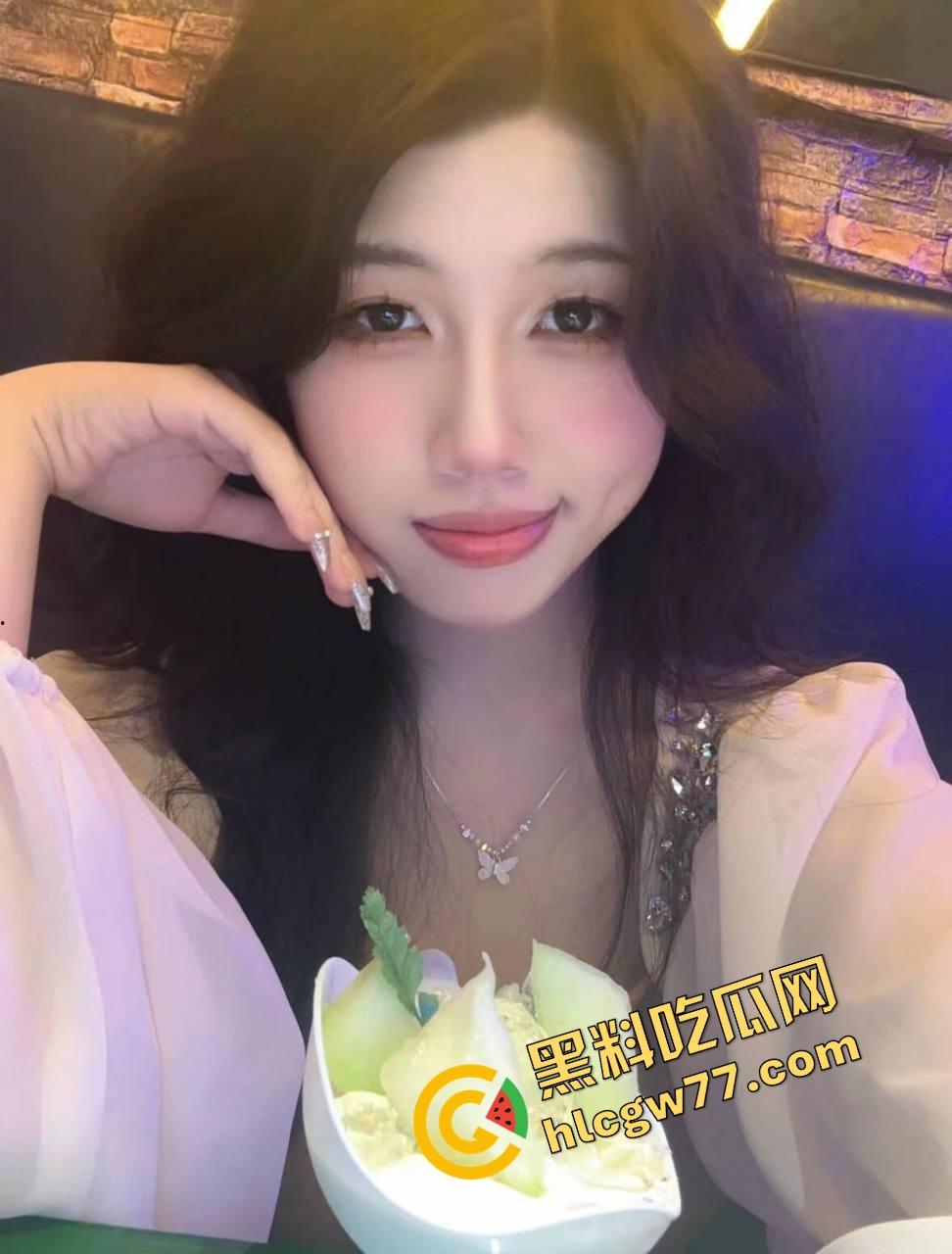 武汉公司里的母狗同事『钱津淼』喜欢玩SM戴项圈当狗,每晚都想被干哭,每次都要口爆才收工!