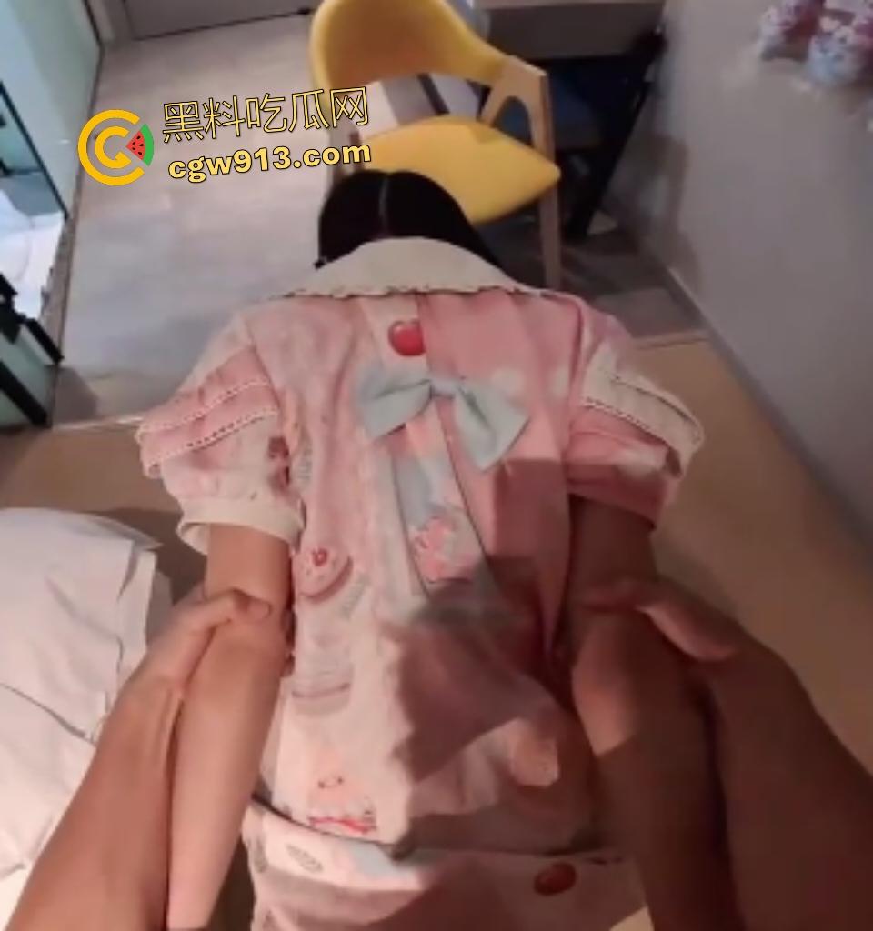 高中双马尾萝莉性欲爆发!樱桃嘴主动送上口交,娇嫩小穴被无套猛操,厕所里被小哥抓辫后入练习骑马!