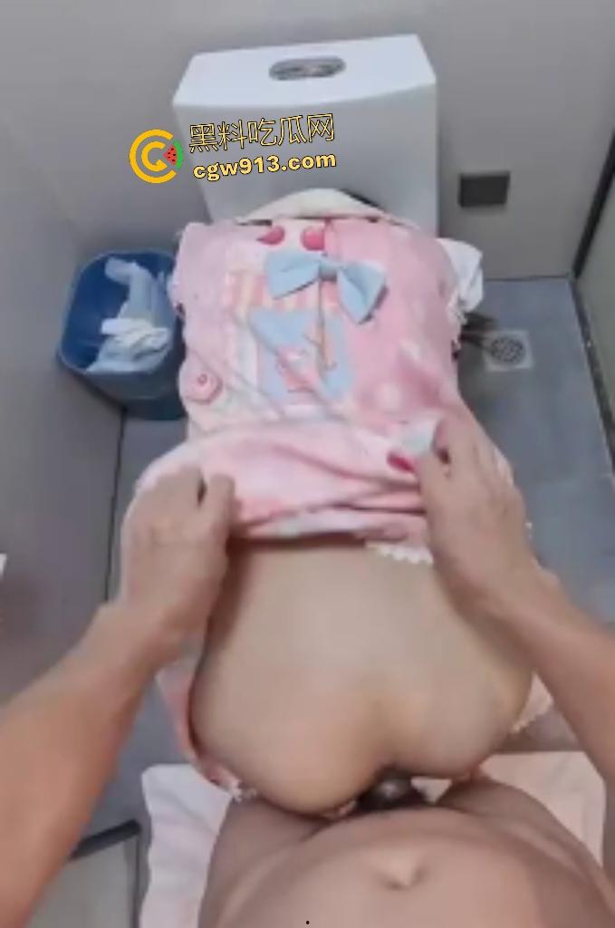 高中双马尾萝莉性欲爆发!樱桃嘴主动送上口交,娇嫩小穴被无套猛操,厕所里被小哥抓辫后入练习骑马!