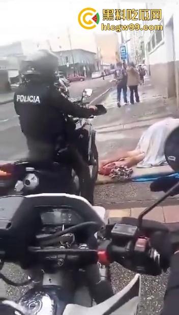 阿三这警察是不是管太宽?流浪汉街头修被子,结果被三个大哥围观打喇叭,搞得他们连个逼都日不下去!