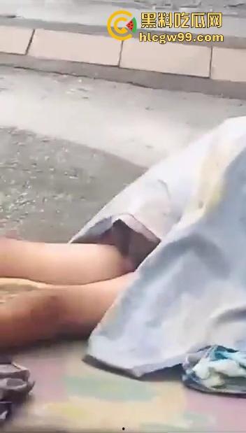 阿三这警察是不是管太宽?流浪汉街头修被子,结果被三个大哥围观打喇叭,搞得他们连个逼都日不下去!