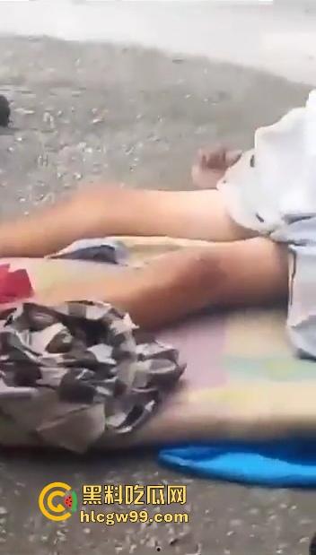 阿三这警察是不是管太宽?流浪汉街头修被子,结果被三个大哥围观打喇叭,搞得他们连个逼都日不下去!