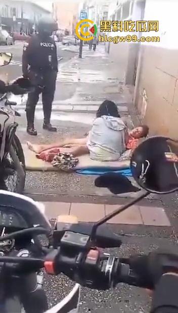 阿三这警察是不是管太宽?流浪汉街头修被子,结果被三个大哥围观打喇叭,搞得他们连个逼都日不下去!