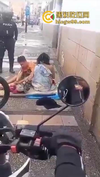 阿三这警察是不是管太宽?流浪汉街头修被子,结果被三个大哥围观打喇叭,搞得他们连个逼都日不下去!