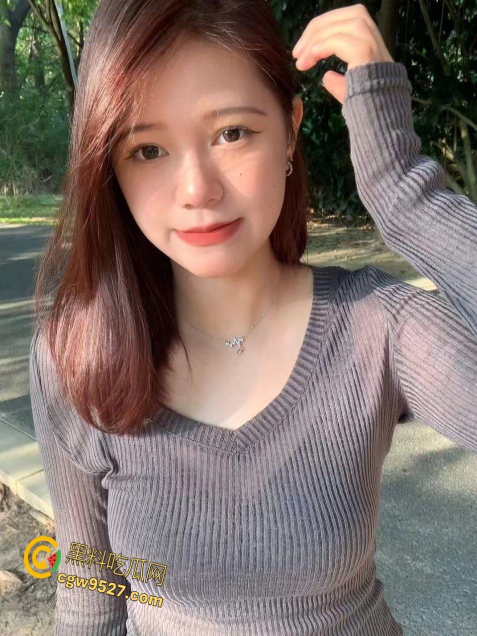 带妹妹去公园遛狗，饥渴的妹妹主动挑逗撩骚，在小树林激情野战，无套内射粉嫩蝴蝶，浪叫销魂酥耳！