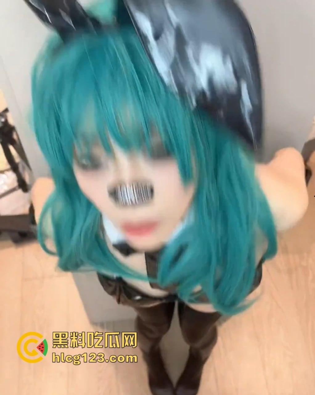 布尔玛cos现场翻车！墙上假JB插着，妹子嘴啃肉棒忙得不亦乐乎！