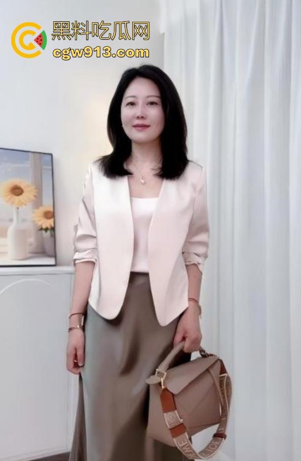 饥渴已久的干妈勾引我吃完饭就去干她,性爱途中接电话浪叫不停,花式猛干,呻吟声充满了整个房间!