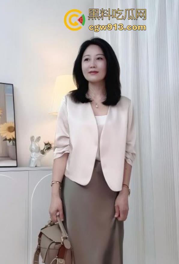 饥渴已久的干妈勾引我吃完饭就去干她,性爱途中接电话浪叫不停,花式猛干,呻吟声充满了整个房间!