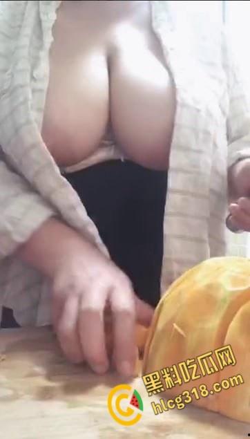 巨乳少妇衬衣半裸直播 ,厨房视频教学做饭 ,削南瓜时双乳呼之欲出, 奶头若隐若现撩逗人心 !