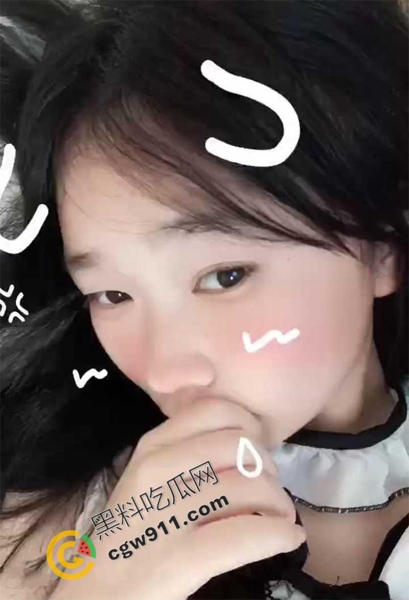 邵阳新宁职校海女【张家怡】的贪婪与淫荡交织:网络裸聊自慰淫水横流,酒店爆操小穴骚气满满