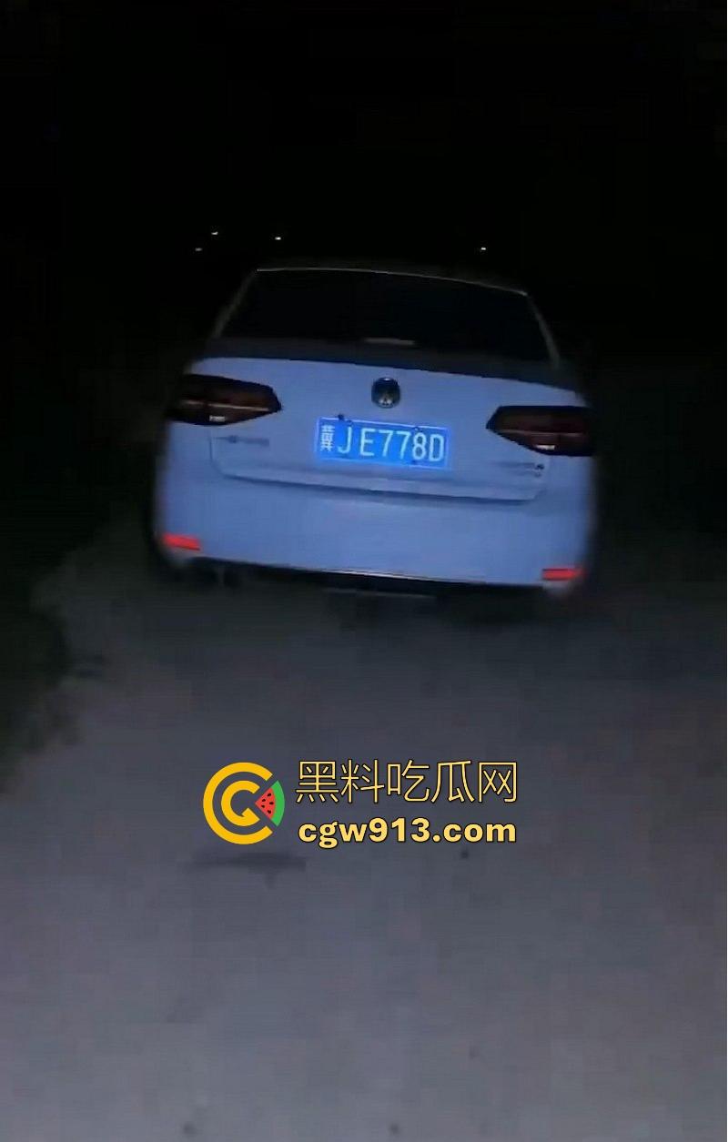 河北速腾车震现场视频曝光！路人深夜偶遇男女车内激情啪啪，车身摇晃明显，被发现后吓得慌不择路开车逃跑！