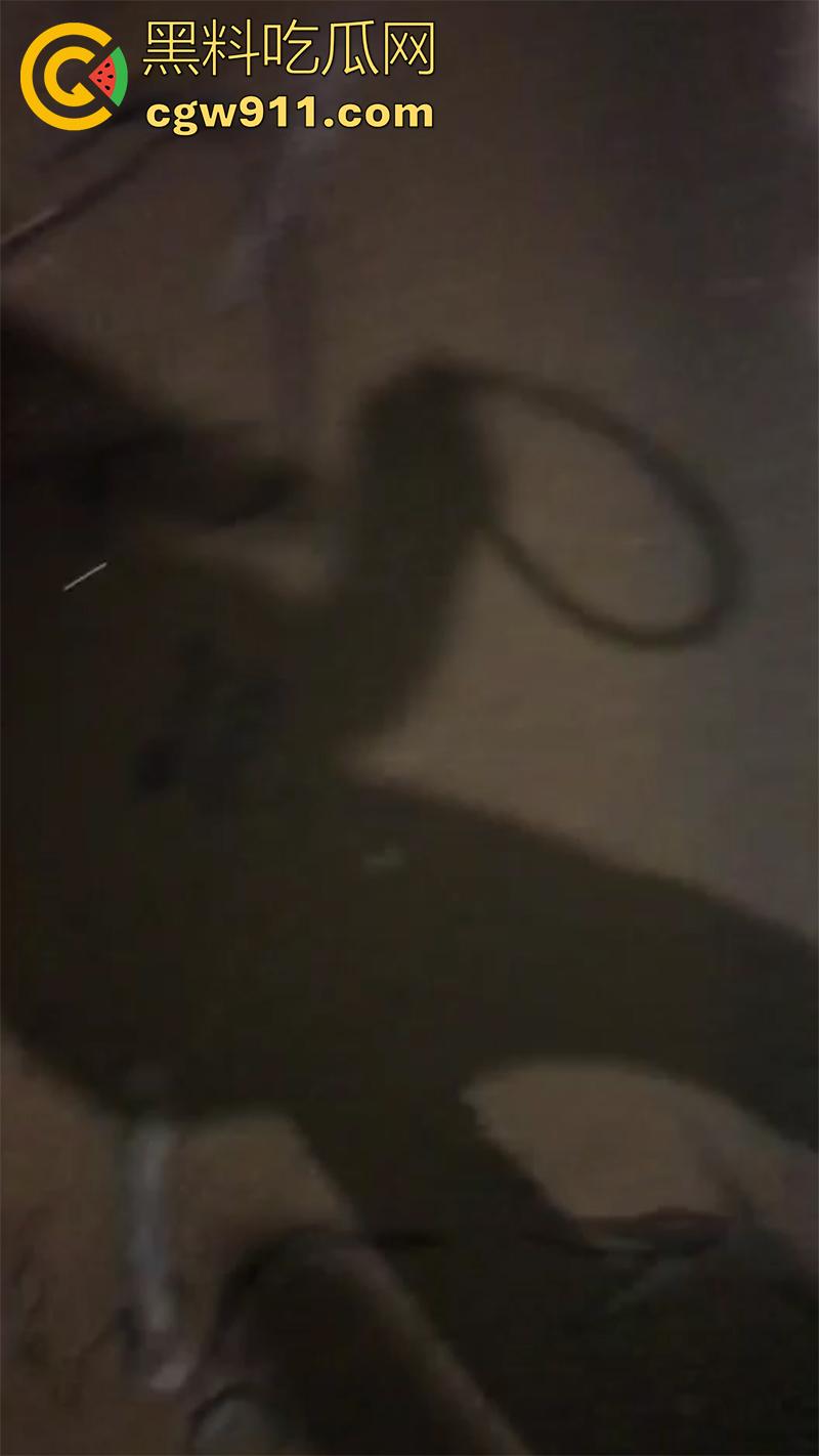 广西翻版陈美娇,靠逼勾引男人见人就睡,结果被其女友发现,带人直接围堵群殴,直接打到下跪磕头!