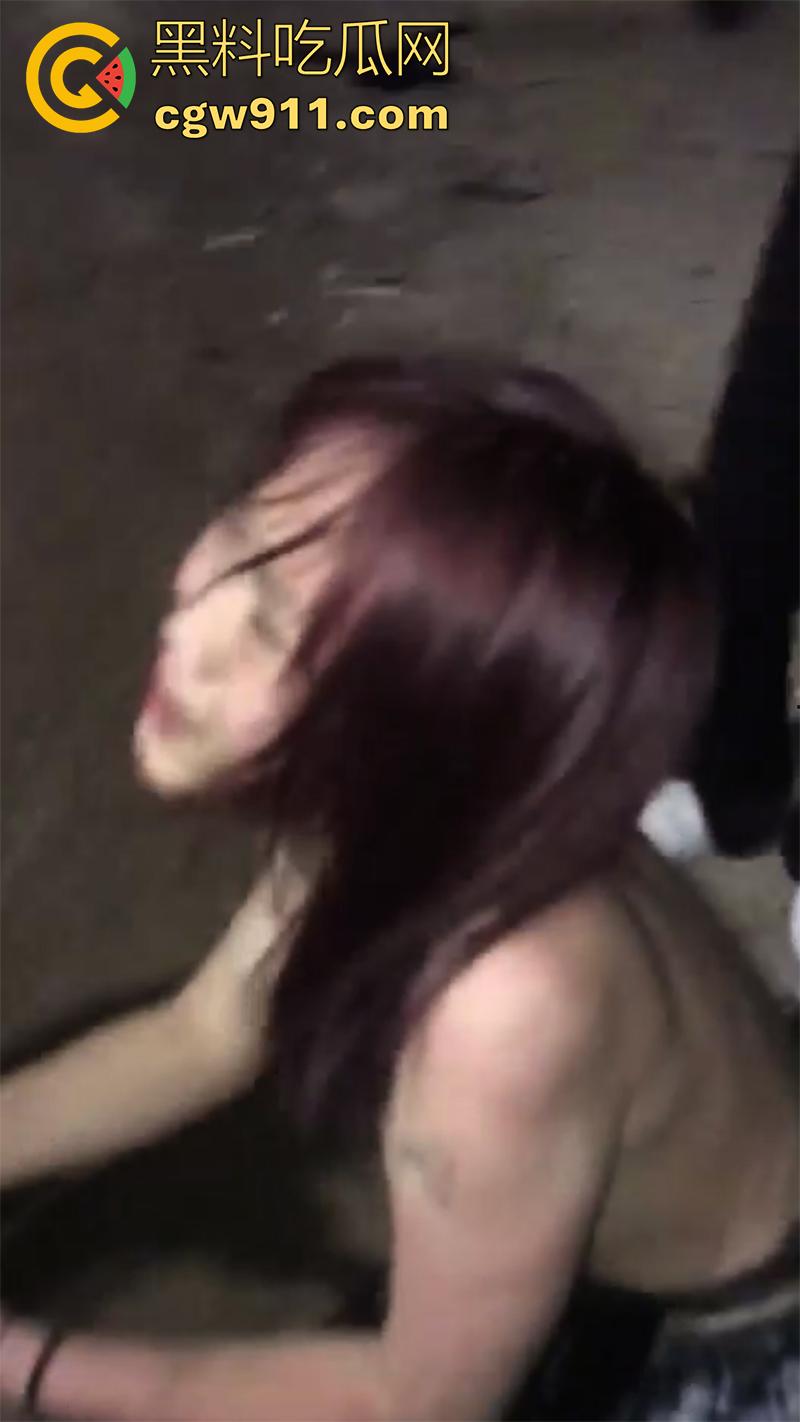 广西翻版陈美娇,靠逼勾引男人见人就睡,结果被其女友发现,带人直接围堵群殴,直接打到下跪磕头!